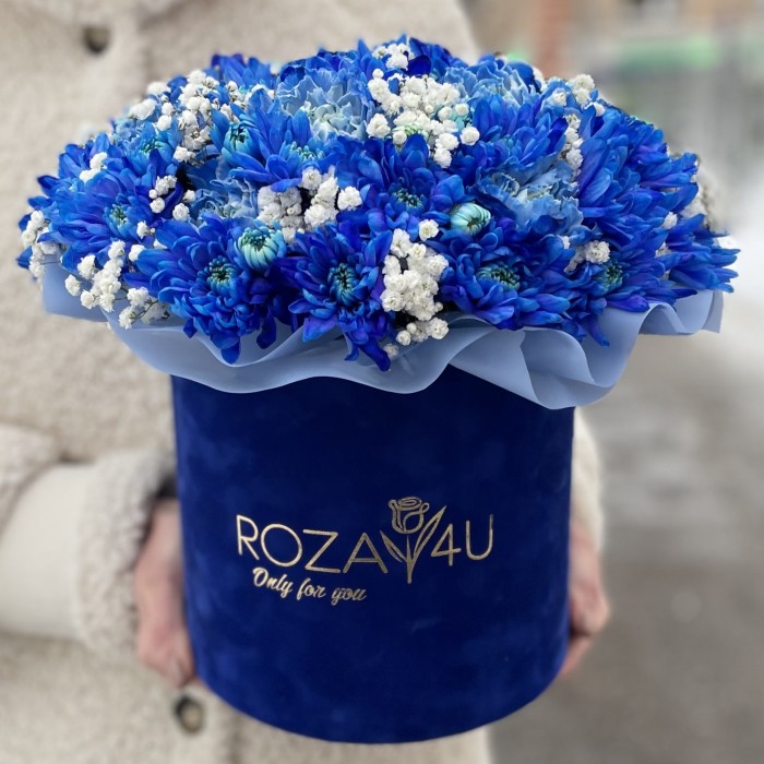 Композиция в коробке с синей хризантемой и гвоздикой