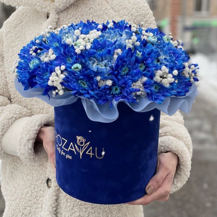 Композиция в коробке с синей хризантемой и гвоздикой