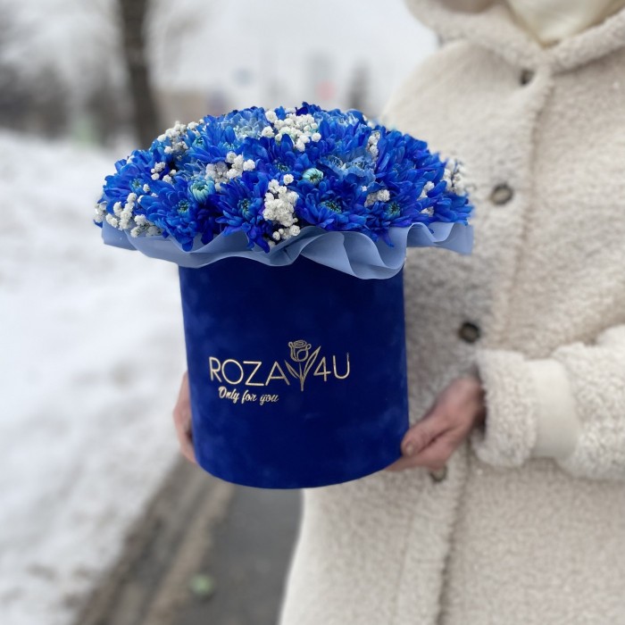 Композиция в коробке с синей хризантемой и гвоздикой