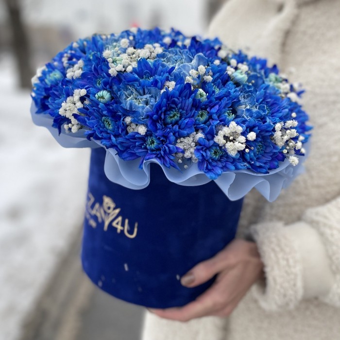 Композиция в коробке с синей хризантемой и гвоздикой