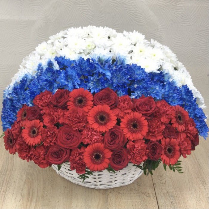 Композиция в корзине Флаг России