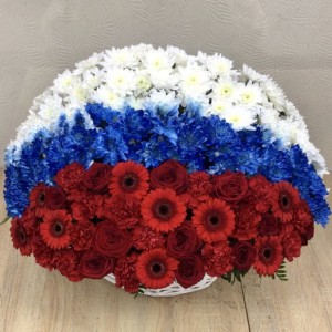 Композиция в корзине Флаг России