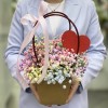 Композиция в сумочке с радужной гипсофилой
