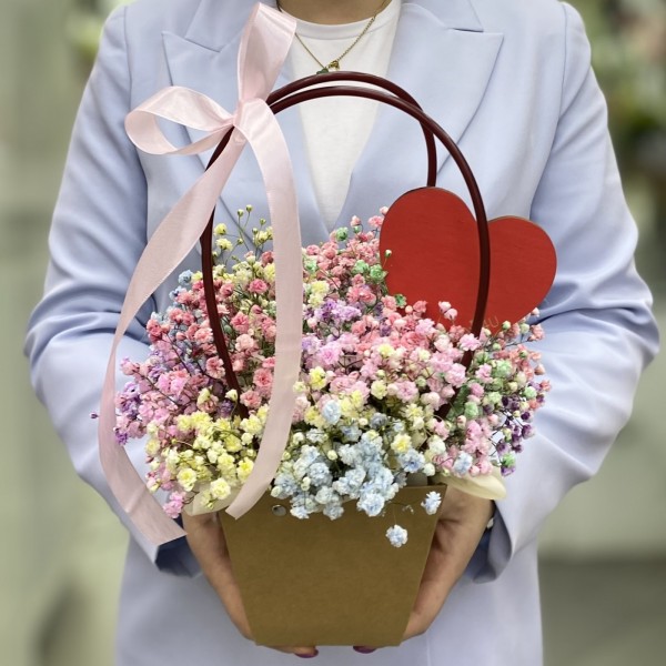 Композиция в сумочке с радужной гипсофилой