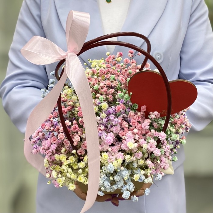 Композиция в сумочке с радужной гипсофилой