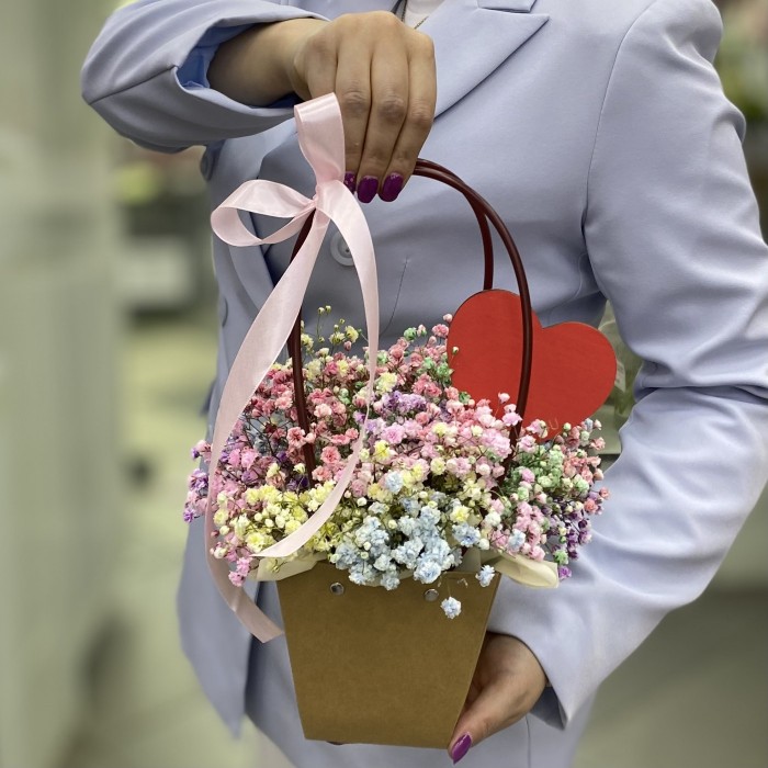 Композиция в сумочке с радужной гипсофилой