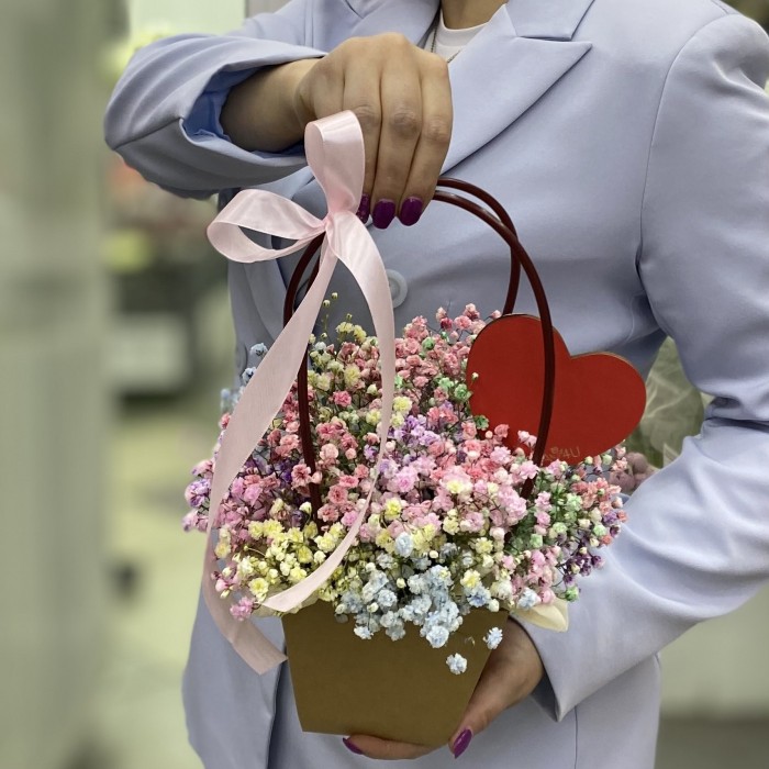 Композиция в сумочке с радужной гипсофилой