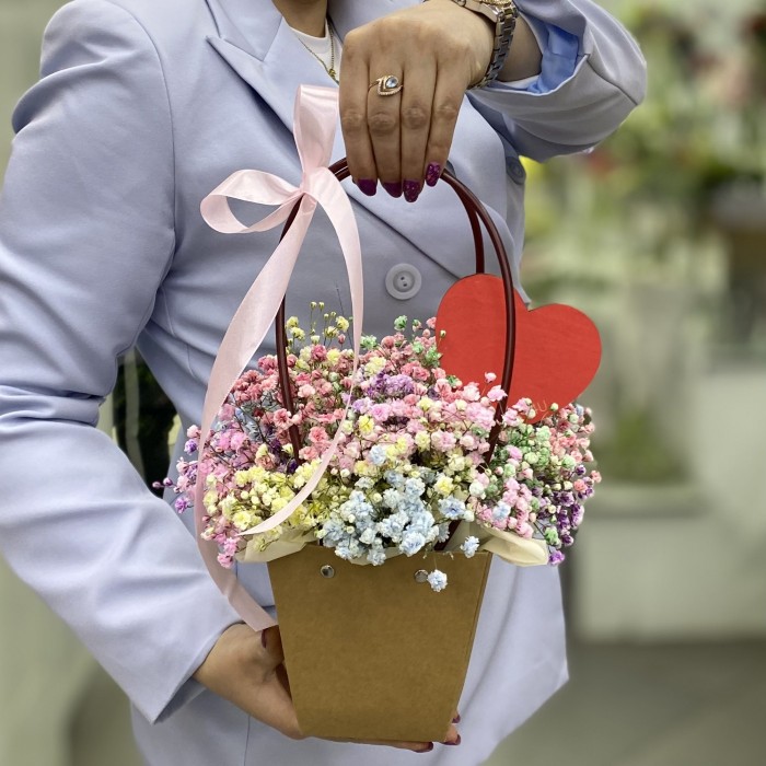 Композиция в сумочке с радужной гипсофилой