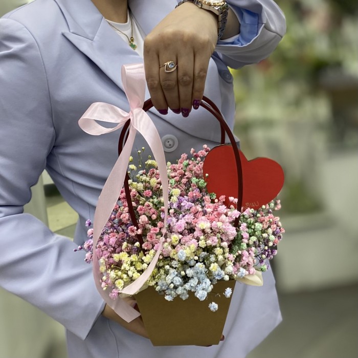 Композиция в сумочке с радужной гипсофилой