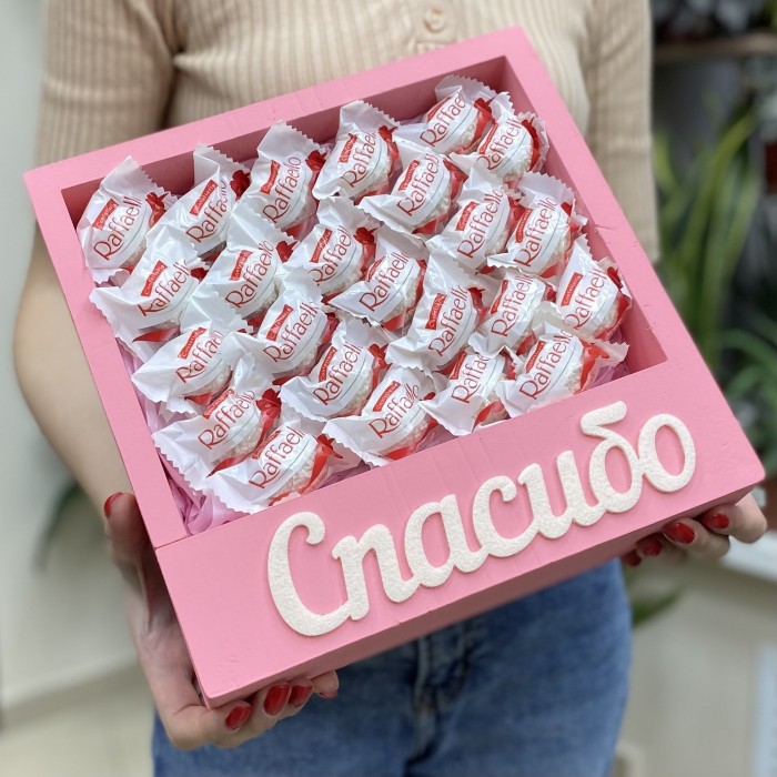 Конфеты рафаэло в розовой коробке Спасибо