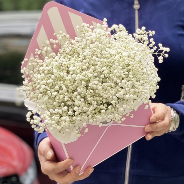 Конвертик с белой гипсофилой