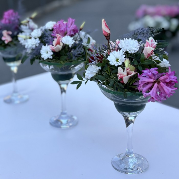 Копмозиция из цветов в стекле