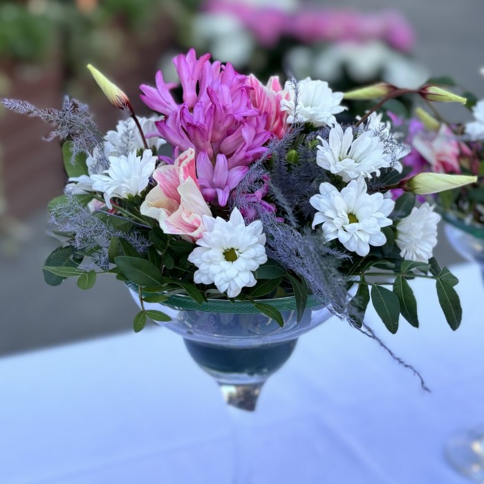 Копмозиция из цветов в стекле