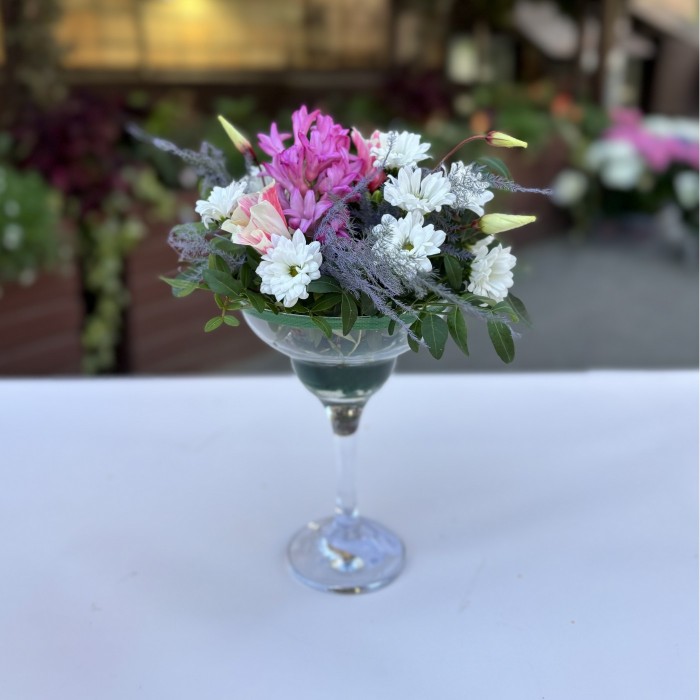 Копмозиция из цветов в стекле