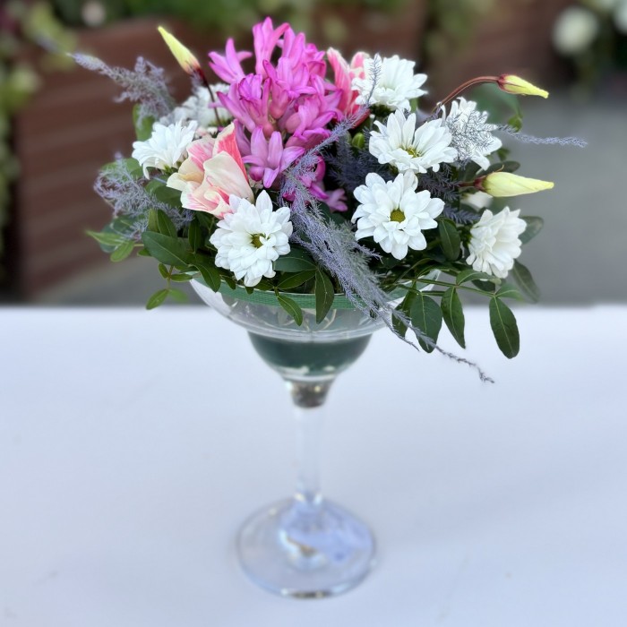 Копмозиция из цветов в стекле