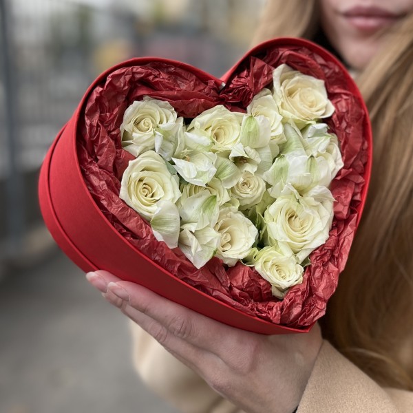 Коробка Маленькое Сердце с белыми розами
