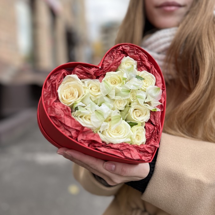 Коробка Маленькое Сердце с белыми розами