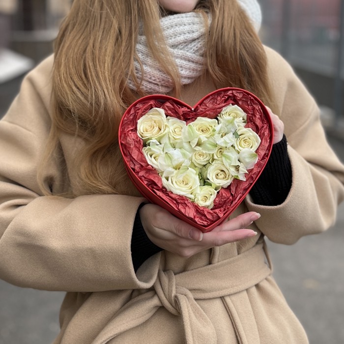 Коробка Маленькое Сердце с белыми розами