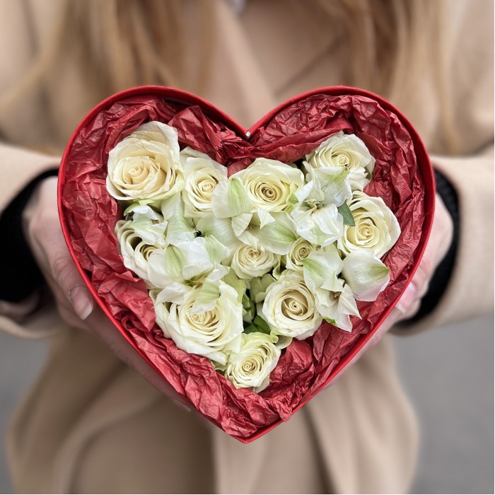 Коробка Маленькое Сердце с белыми розами