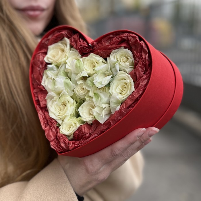 Коробка Маленькое Сердце с белыми розами