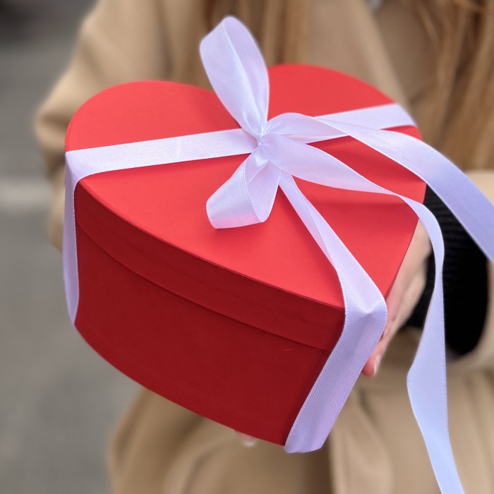 Коробка Маленькое Сердце с белыми розами