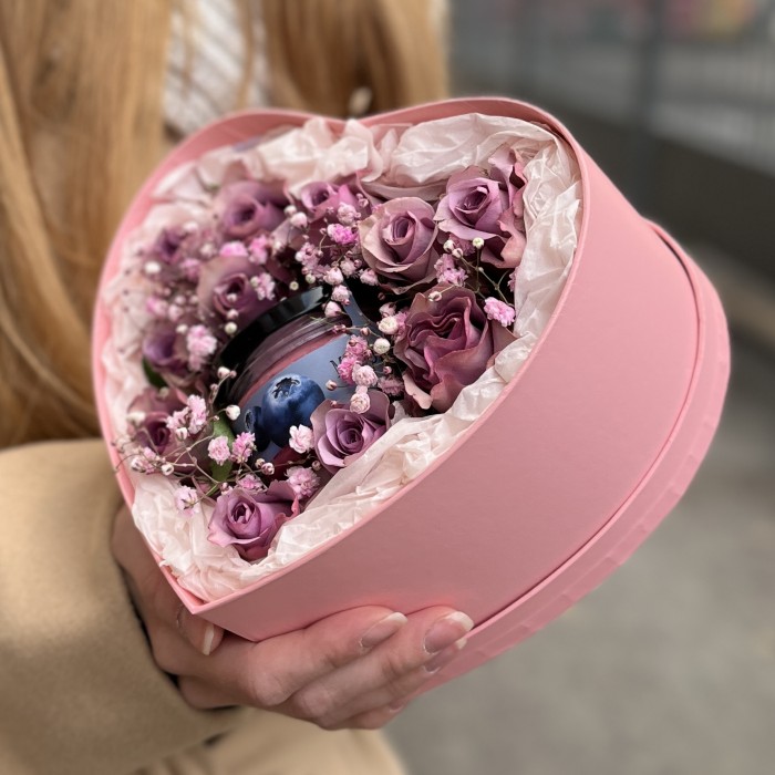 Коробка маленькое сиреневое сердце с розами и медом