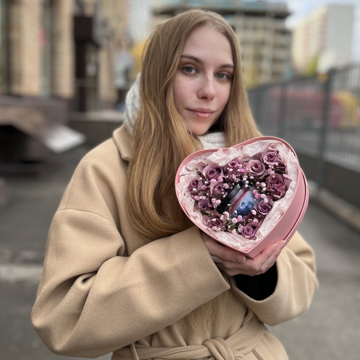 Коробка маленькое сиреневое сердце с розами и медом