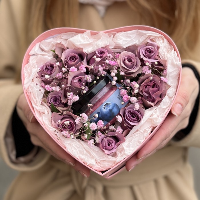 Коробка маленькое сиреневое сердце с розами и медом