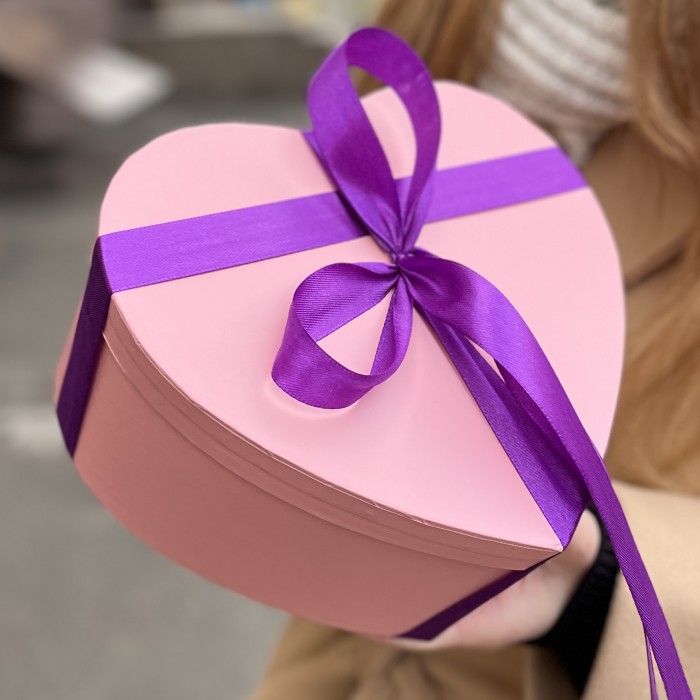 Коробка маленькое сиреневое сердце с розами и медом