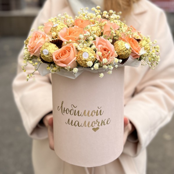 Коробка с нежными розами и конфетами Любимой Мамочке