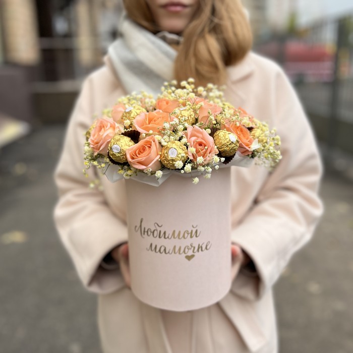 Коробка с нежными розами и конфетами Любимой Мамочке
