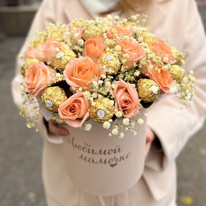 Коробка с нежными розами и конфетами Любимой Мамочке