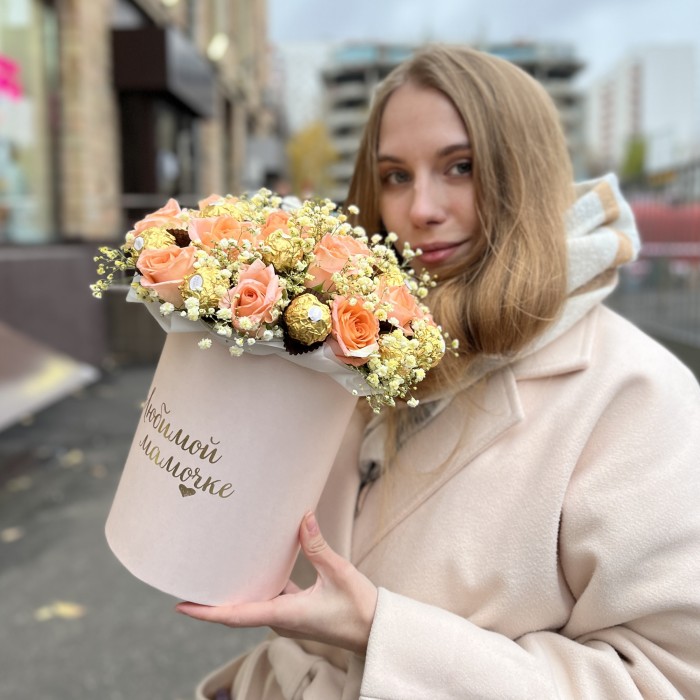 Коробка с нежными розами и конфетами Любимой Мамочке