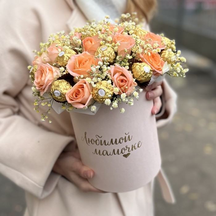 Коробка с нежными розами и конфетами Любимой Мамочке