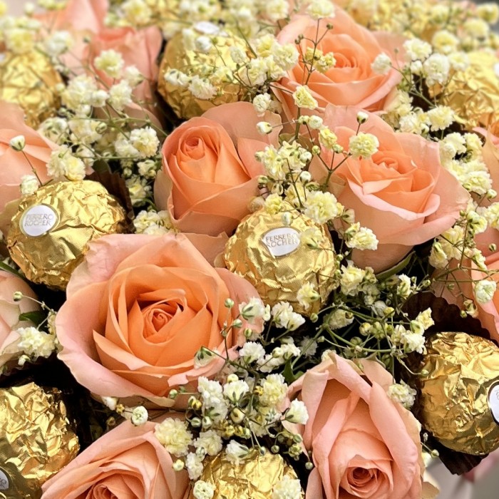 Коробка с нежными розами и конфетами Любимой Мамочке