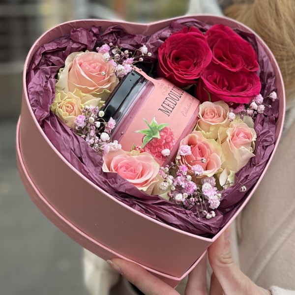 Коробка  розовая Маленькое сердце с розами