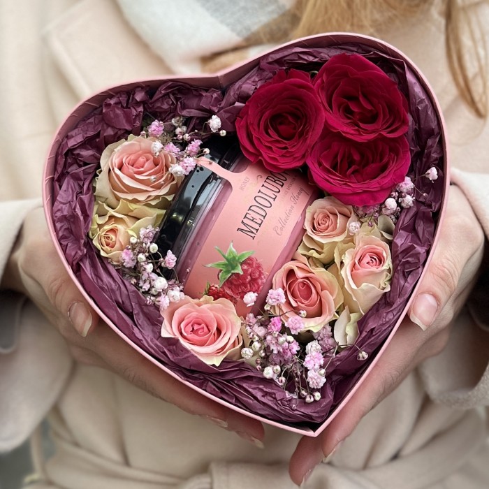 Коробка  розовая Маленькое сердце с розами