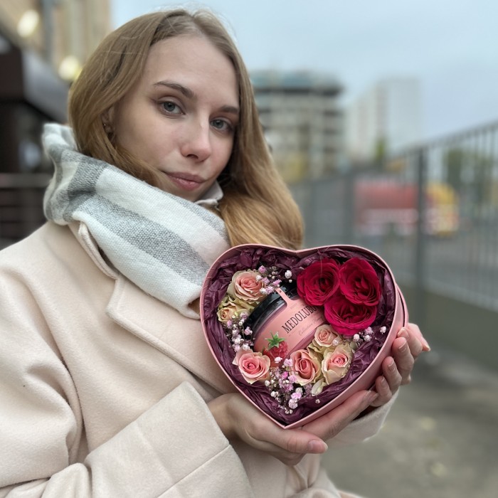 Коробка  розовая Маленькое сердце с розами