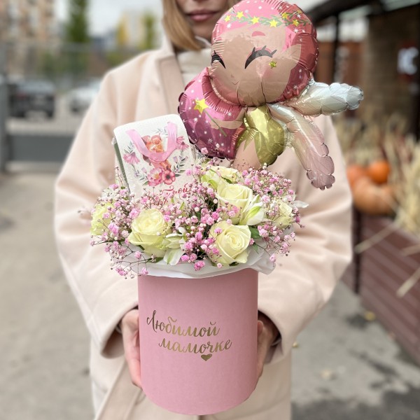 Коробка с белыми розами и гипсофилой Любимой Мамочке