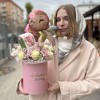 Коробка с белыми розами и гипсофилой Любимой Мамочке