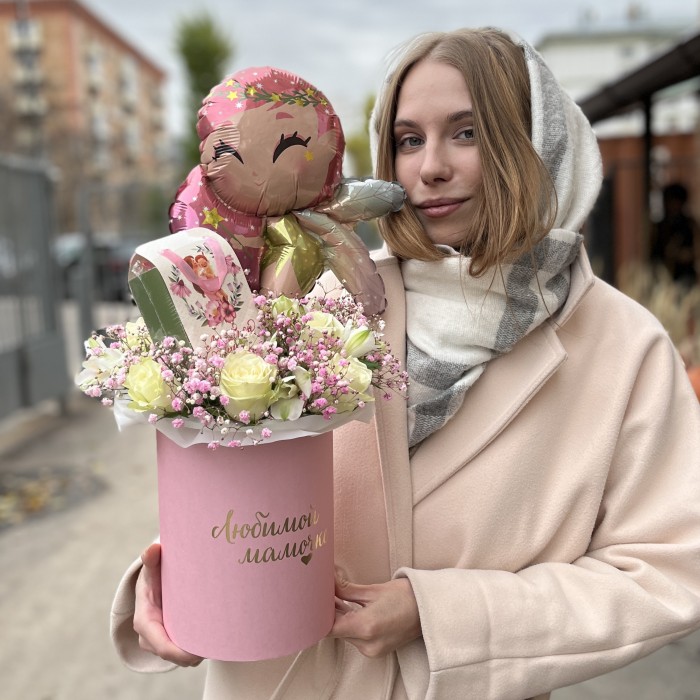 Коробка с белыми розами и гипсофилой Любимой Мамочке