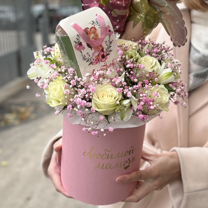 Коробка с белыми розами и гипсофилой Любимой Мамочке