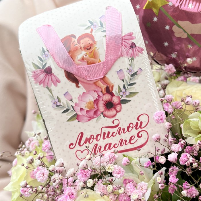 Коробка с белыми розами и гипсофилой Любимой Мамочке