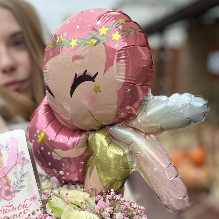 Коробка с белыми розами и гипсофилой Любимой Мамочке