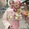 Коробка с белыми розами и гипсофилой Любимой Мамочке