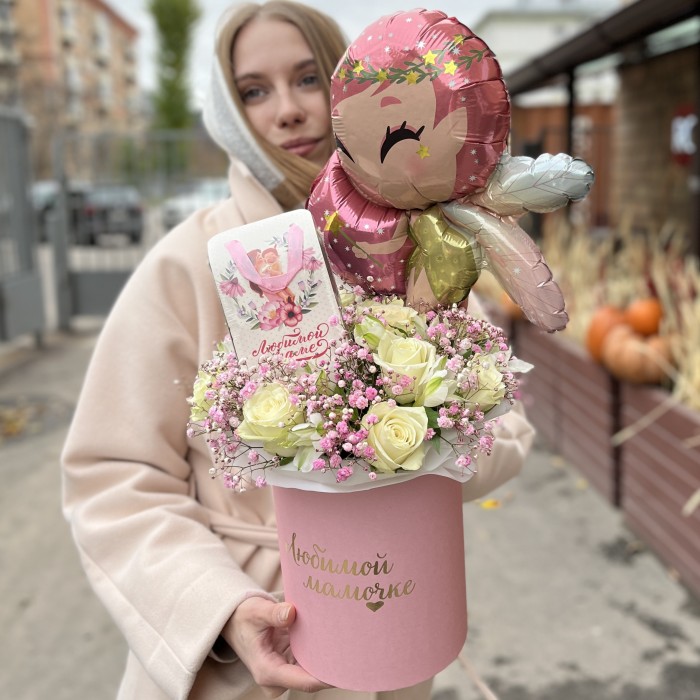 Коробка с белыми розами и гипсофилой Любимой Мамочке