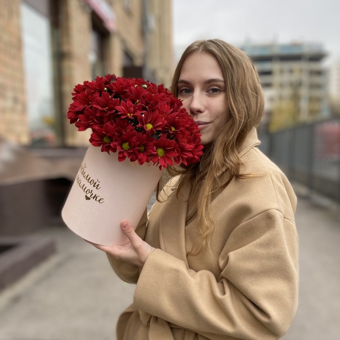 Коробка с бордовыми хризантемами Любимой Мамочке
