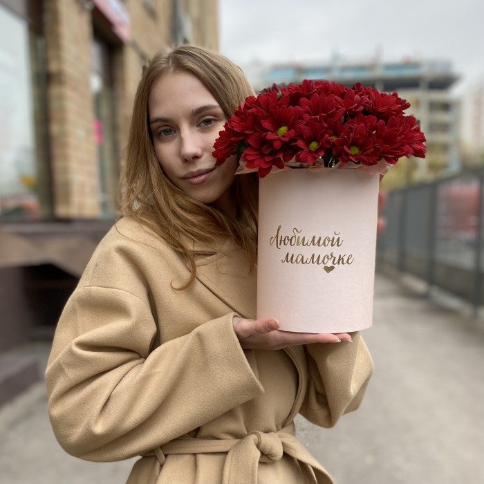 Коробка с бордовыми хризантемами Любимой Мамочке