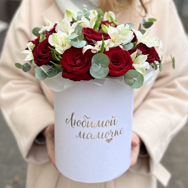 Коробка с красными розами и альстромерией Любимой Мамочке