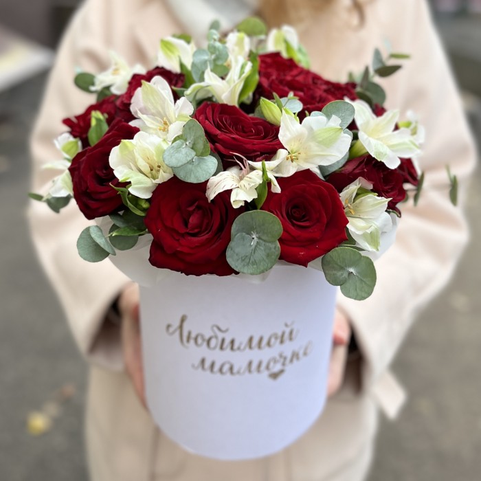 Коробка с красными розами и альстромерией Любимой Мамочке